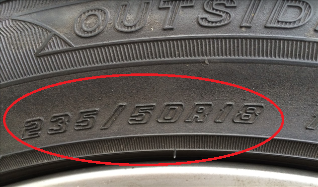 レクサス,LEXUS,タイヤに記されているサイズの写真