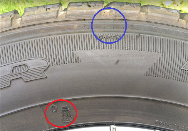 レクサス,LEXUS,スタッドレスタイヤ側面のスリップサインとプラットホームサインの写真