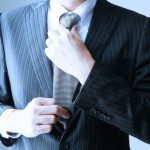 レクサス,LEXUS,ネクタイを締める男性の画像