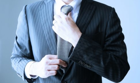 レクサス,LEXUS,ネクタイを締める男性の画像