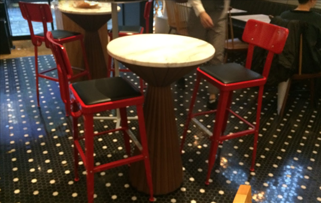 INTERSECT BY LEXUS,スピンドルの形をしたテーブルの画像
