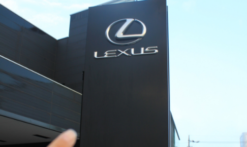 LEXUS,レクサスショールームの外看板を指さす画像