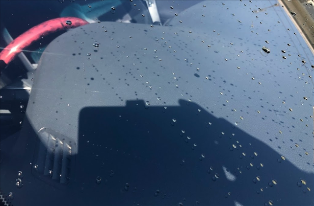 車のフロントガラスに水がついている画像
